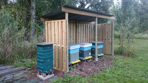 winterstal, bijenkasten